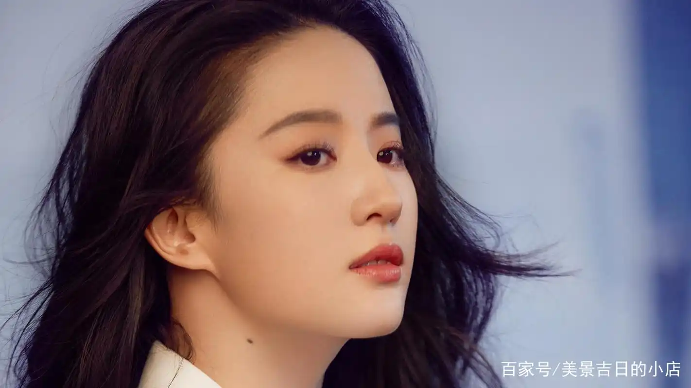 气质女神刘亦菲,白色西装优雅迷人写真照,五官笔挺,姿态优雅