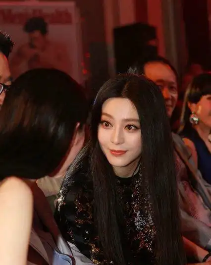 景甜和范冰冰同框热聊,神秘男子手搭范冰冰香肩