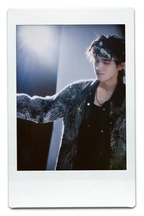 无水印可存  最后附赠两张很有氛围感的原图  @时代少年团-宋亚轩