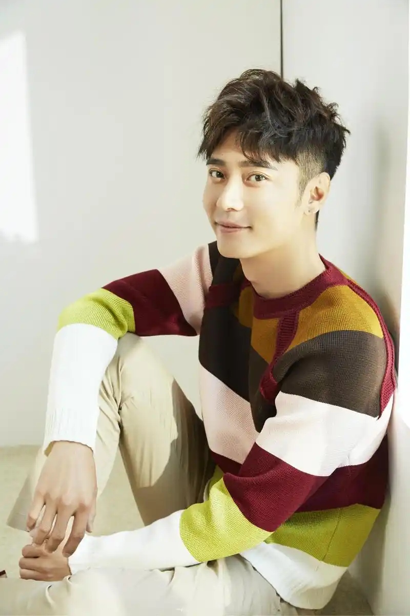 张丹峰秋季暖男风时尚写真图片