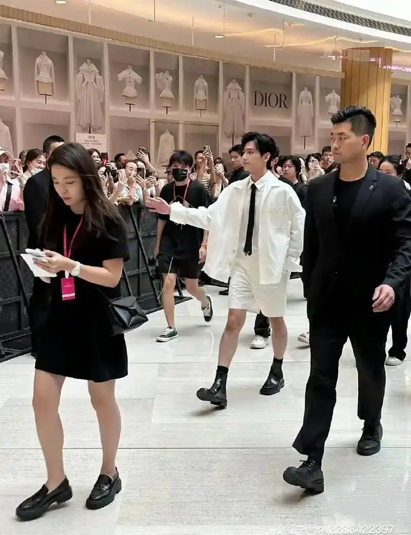 这真不像180,远看以为是罗云熙,脚已经走出1米多了,屁股还在原地.