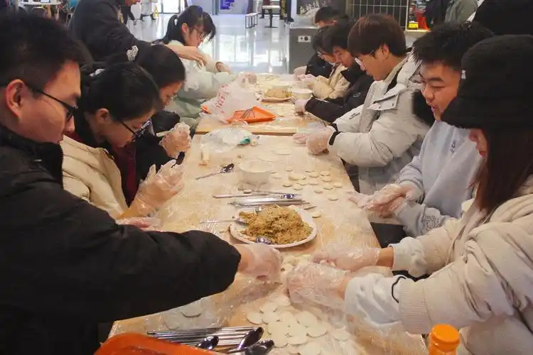 冬至包水饺温情满寒冬人文与艺术学院举办包饺子暖冬活动