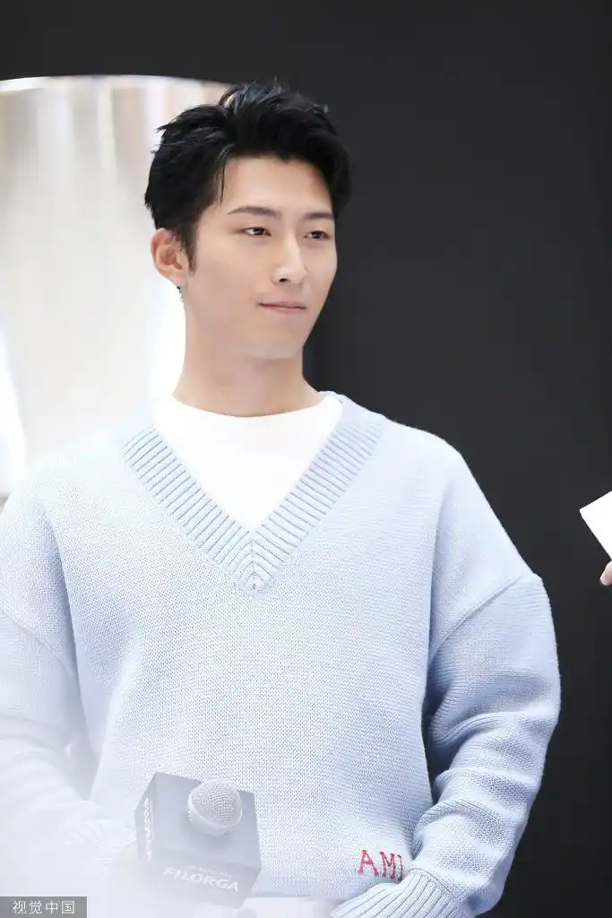 窦骁打扮温文尔雅秒变魅力学长笑容可掬帅气迷人