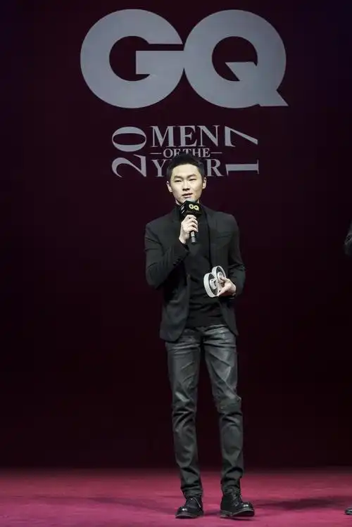 梁博出席gq年度人物盛典 获年度音乐人坚持音乐热枕