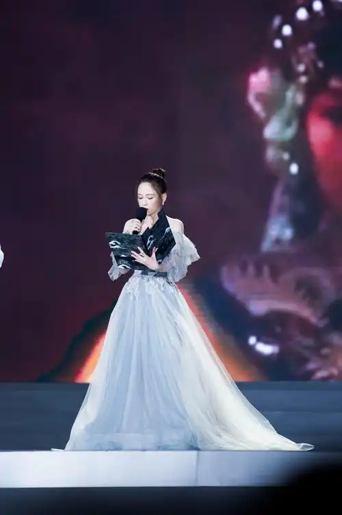 陈乔恩穿薄纱礼服亮相海南 仙气十足__财经头条