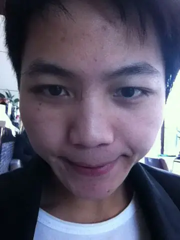 本人今年20 男生菱形脸 高额头 宽颧骨 塌鼻子 宽下巴 眼睛还挺大的