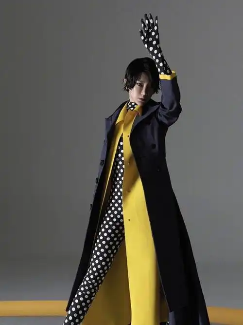 戚薇最新时尚杂志封面,换多套造型表现力超强,新发型太加分