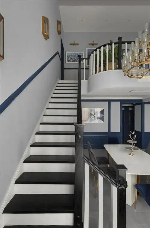 黑白配的楼梯也是非常好看的呢
