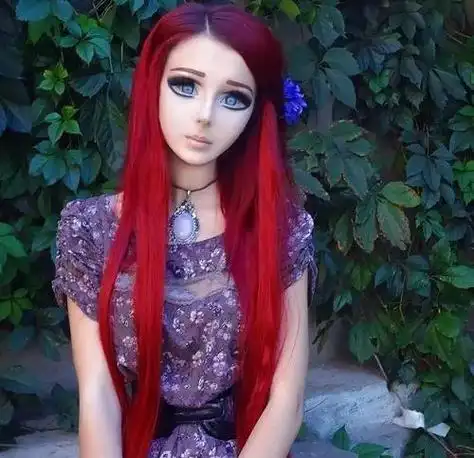 来自世界各地的人们对这些现实生活中的芭比娃娃也由衷喜爱