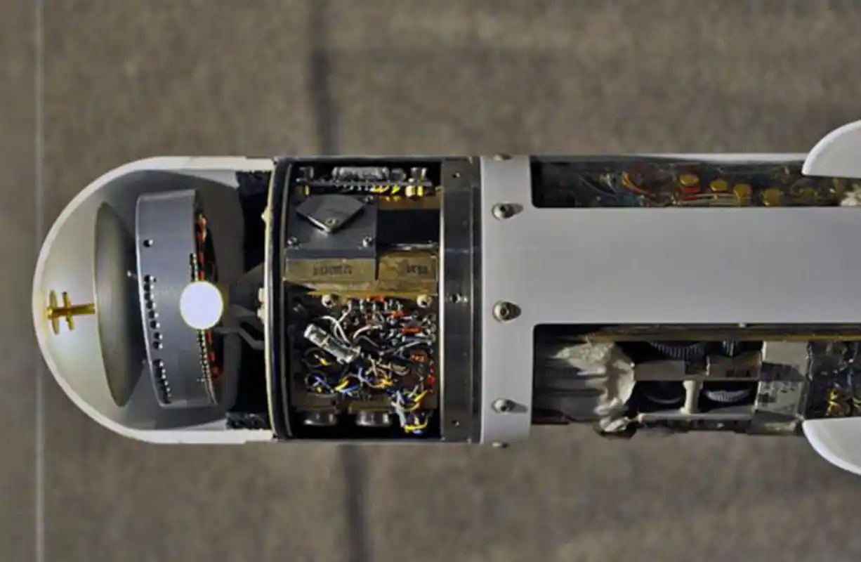 这是aim-9b剖面图,导弹内部结构剖面图