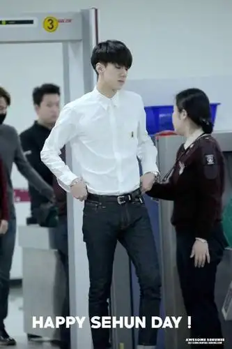 白衬衫 黑裤 运动鞋,今日份咖啡店偶遇小勋