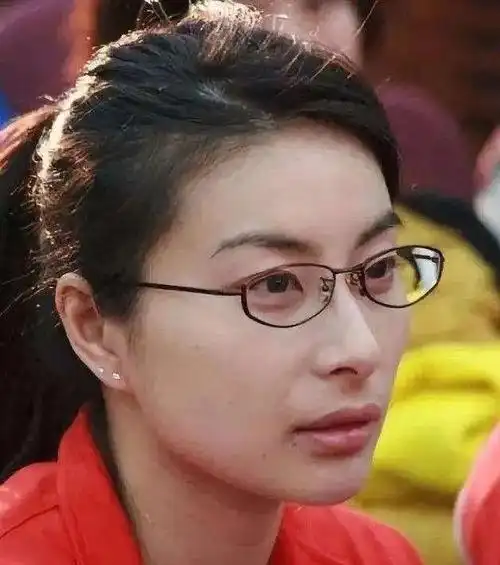 跳水皇后郭晶晶现状,嫁入豪门6年生3胎,39岁视力退化仅有0.