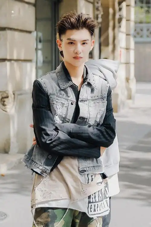 8.21 黄明昊(街拍)