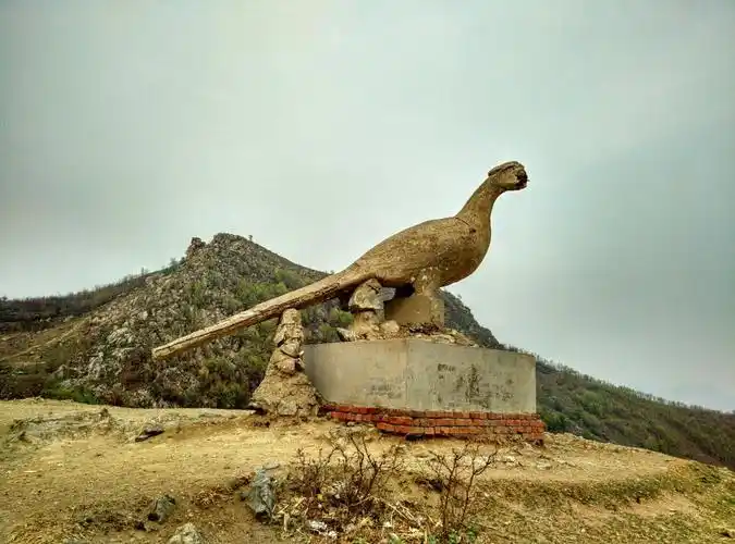 5千米,面积3.7平方千米.主峰海拔438米,峰陡峦翠,素有"鹿鸣耸翠"之誉.