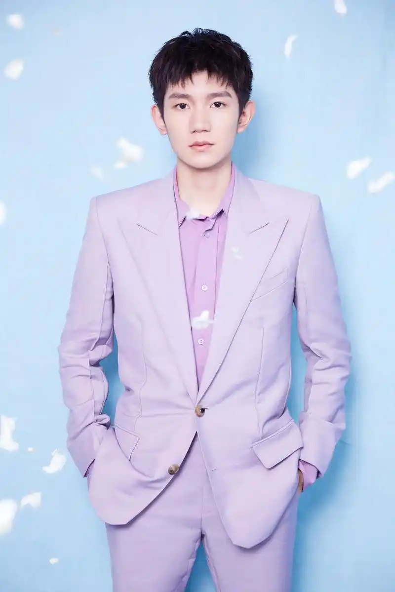 王源向青春致敬 坚定不移努力向前