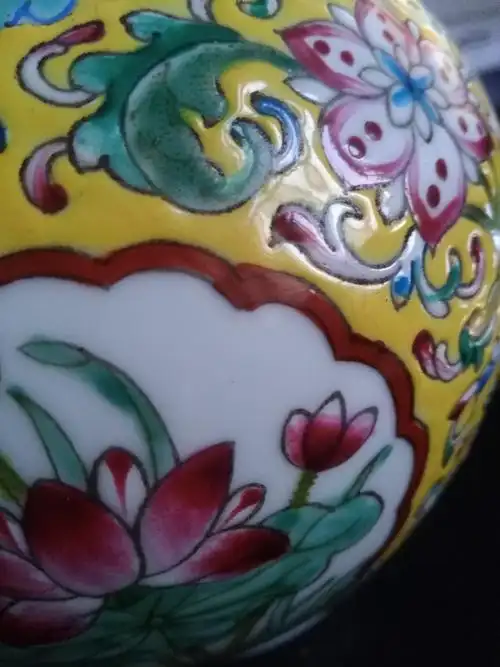 请老师给看看这是真品乾隆珐琅彩瓷器吗,多谢