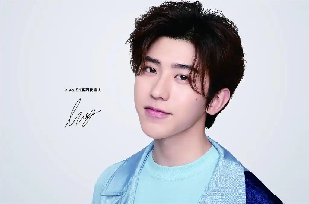 蔡徐坤品牌新图公开 勾勾手指ikun就晕倒