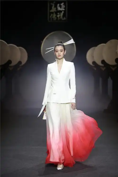 盖娅传说2019秋冬系列中国时装周压轴出场