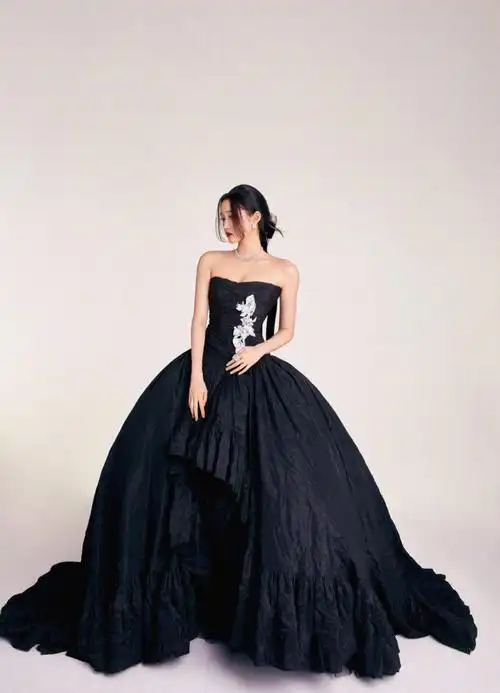 完美地展现出来关晓彤的肩颈线条,给人一种"黑天鹅"的高贵感