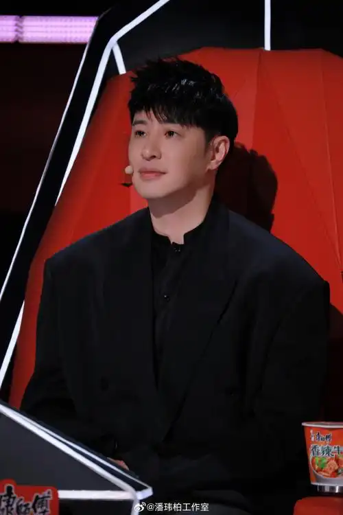 潘玮柏超话90#潘玮柏中国好声音#能量满分的歌手安静倾听的导师属于