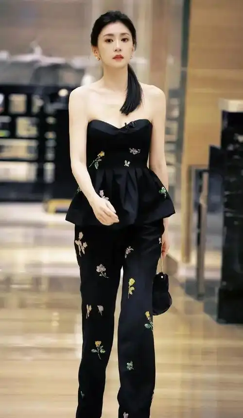 近日,48岁的贾静雯在参加节目时展现出了十足的好状态.