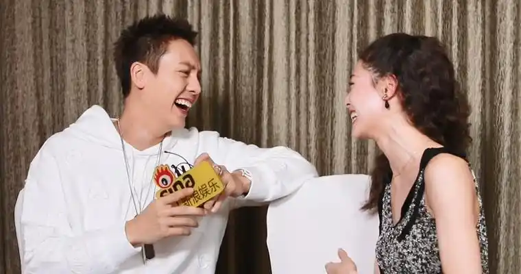 视频:聊到脸红 心跳加速!陈伟霆钟楚曦《宠爱》无删减专访曝光