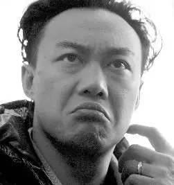 求一张陈奕迅的照片,是嘟着嘴的,然后是黑白的,像是在亲亲.