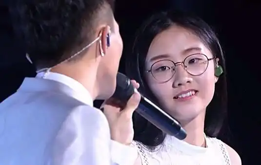 郭沁唱大鱼为什么坐着椅子上郭沁个人资料起底及近况