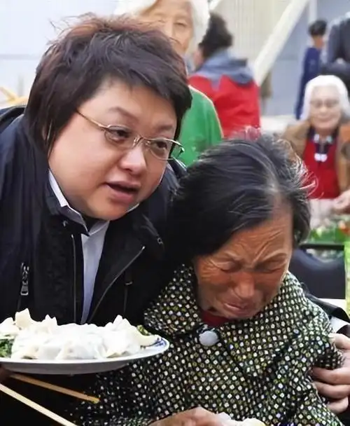 是对病态娱乐圈的一种唤醒韩红曾说:"为什么国外大牌明星都是在做慈善