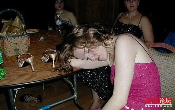 英国公共假日大量女酒鬼出没 街头醉态百出