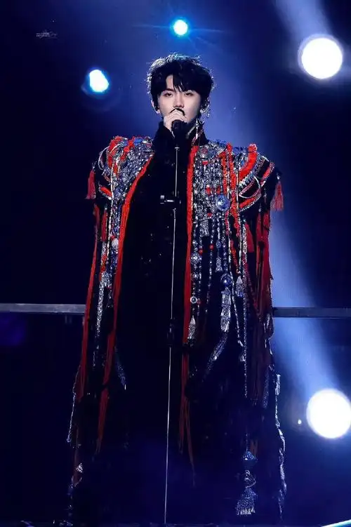 马嘉祺爱心露背拖尾礼服##时代少年团今天换妆造了