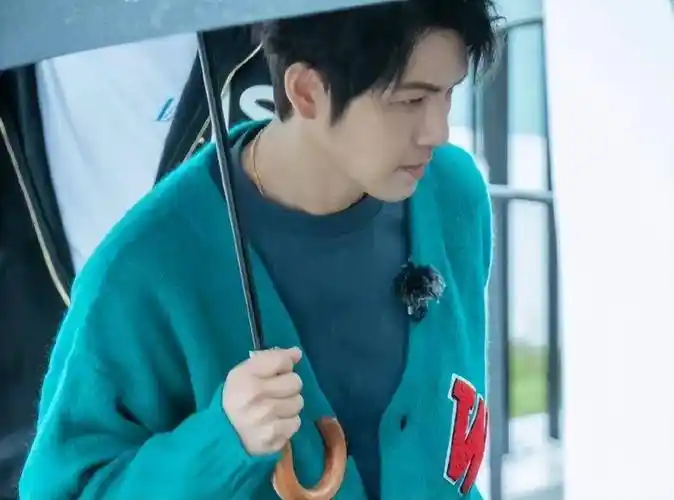 49岁钟汉良婚礼献唱,衣服皱巴巴裤子略短,被嘲像山寨版.