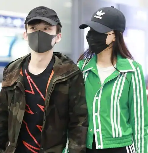 孙怡1米7董子健1米76两人牵手走机场身高差和腿长成谜