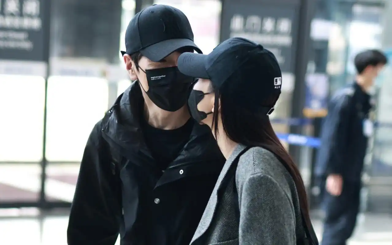 赵又廷,高圆圆夫妻二人机场街拍, 情侣棒球帽,两个人眼神拉丝,太甜啦!