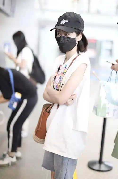 张雪迎穿无袖白t搭短裤秀美腿 肌肤雪白化身元气少女