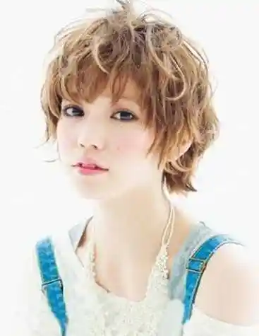 女生烟花烫短发发型图片