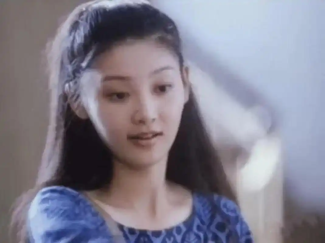 徐帆年轻时的容颜堪称绝美,大眼睛配上长长的头发,让她看起来非常可爱