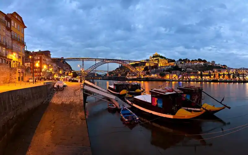 全景老波尔图河复古港口运输船只旧镇盖亚镇和著名的桥