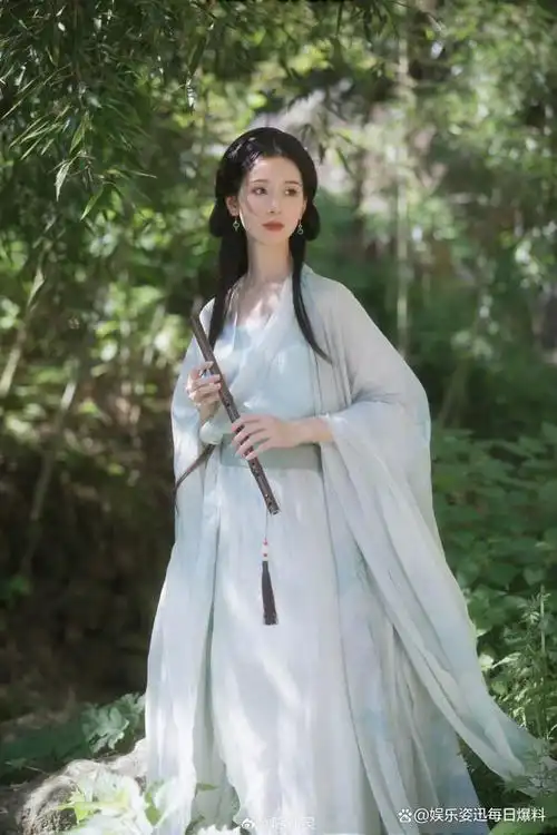 古装剧最强女配角横店白月光陈都灵古风美照,绿衫精灵又美又仙!