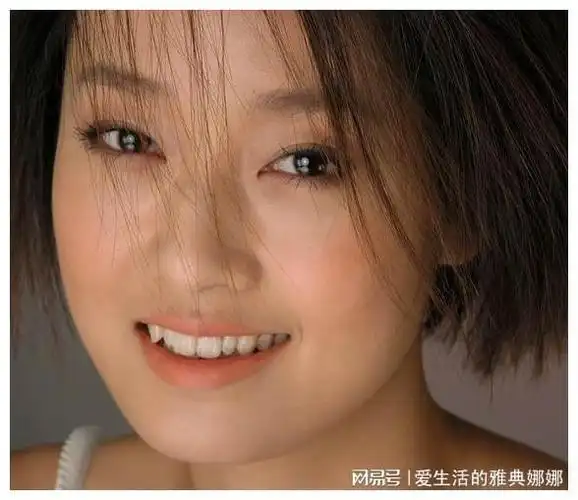 马伊琍早年旧照,大脑门加龅牙神似佟大为,反而是老了更漂亮!