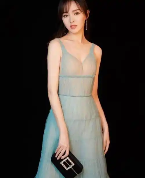 唐嫣穿这连衣裙我看了会脸红,淡蓝色薄纱肤色底,就她穿得不俗气_女性