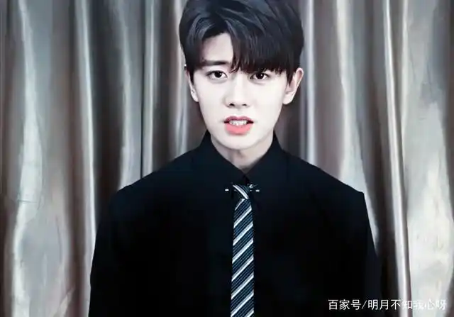 任嘉伦的黑短发真绝!凸显干净气质,像极了邻家小哥哥