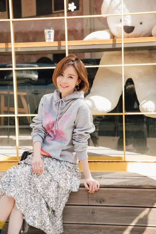 傅颖亮相首尔时装周 百变造型尽显优雅女神范