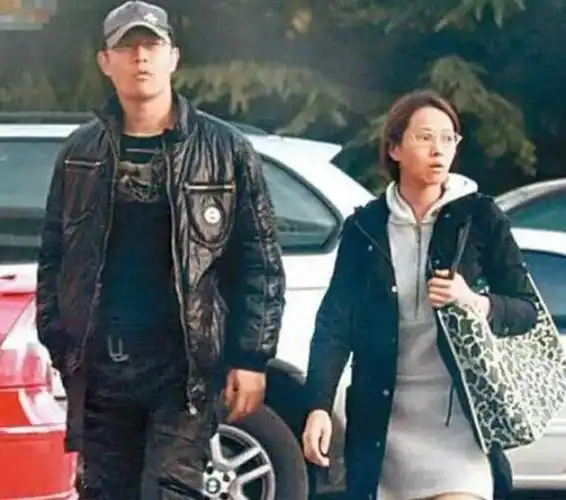 因和伊能静牵手人气下滑,50岁的黄维德现在长这样