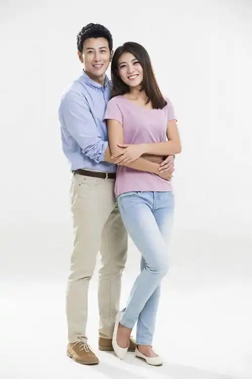 快乐的年轻情侣肖像