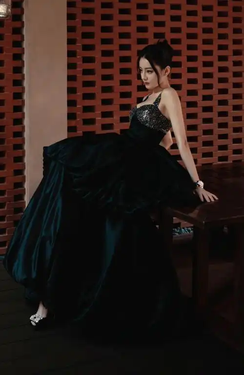 热巴:黑色星钻吊带礼服,真是热辣迷人