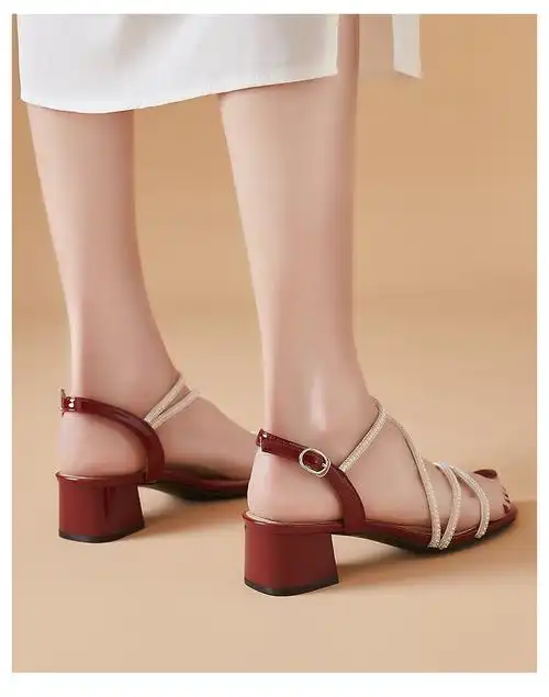 达芙妮交叉一字带水晶中跟35cm鞋子粗跟凉鞋女2021年新款女鞋夏季红色