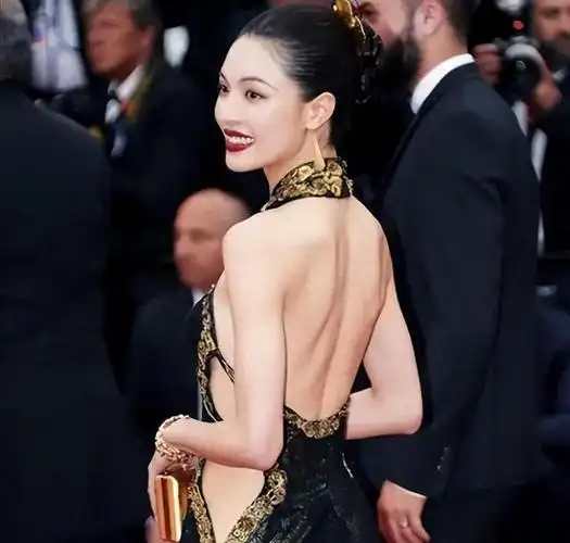 将此次戛纳红毯节喻为战场,绝非夸大其词,实至名归.