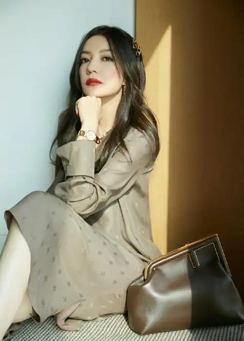 组图:哪里像是45岁!赵薇光脚拍写真灿烂大笑好少女