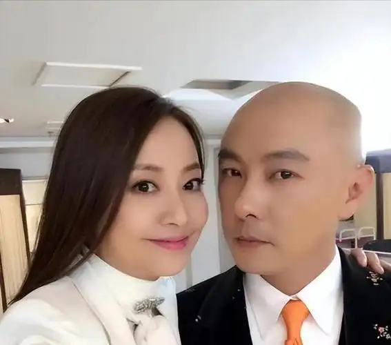 演员张卫健和妻子相爱27年至今无子宠妻如此的他现在怎样了